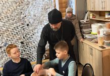 Школьники Рыбновского района научились плести сети и собирать супы для бойцов