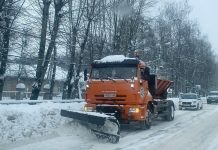 В Рыбном продолжается борьба со снегом