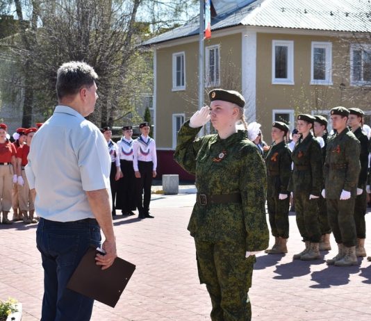 В Рыбном прошел смотр-парад почетных караулов