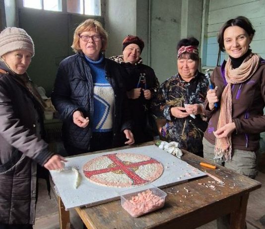 Жители села Сельцы создали мозаику по образу единственной уцелевшей фрески колокольни местного храма